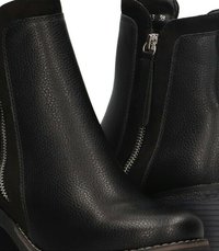 Botines de cuero negro con un acabado texturizado, detalle de cremallera en el lado y un tacón bajo apilado. Diseño elegante y estilizado.