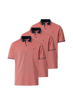 Tre identiske røde poloshirts med marineblå kraver og stribet kant på ærmer og kraver, vist i en trappet rækkefølge.
