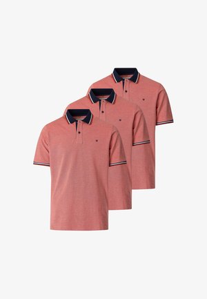 Tre identiske røde poloshirts med marineblå kraver og stribet kant på ærmer og kraver, vist i en trappet rækkefølge.