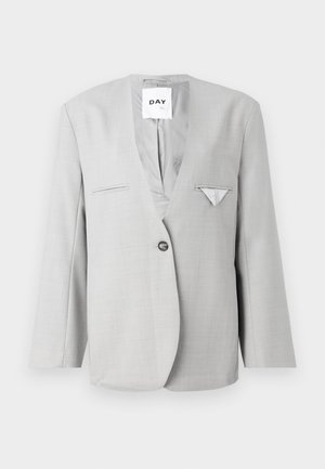 Grauer Blazer mit tiefem V-Ausschnitt und einreihigem Knopfverschluss, ausgestattet mit zwei vorderen Taschen und einem Einstecktuch-Detail. Maßgeschneiderte Passform mit langen Ärmeln.