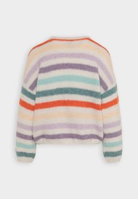 Flerfarvet stribet striktrøje med rund halsudskæring, der har pastelfarver i orange, lilla, turkis og creme, blød tekstur.
