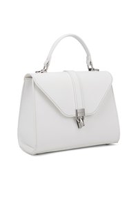 Sac à main synthétique blanc avec une forme structurée, fermeture à rabat, quincaillerie en métal et une courte poignée supérieure avec une bandoulière amovible.