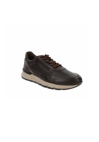 Bruine leren sneaker met een gestructureerd oppervlak, vetersluiting en zijrits, voorzien van een lichtbeige middenzool en zwarte rubberen buitenzool.