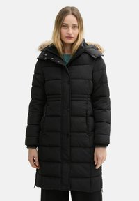 Schwarze Pufferjacke mit horizontalen Nähten, einer abnehmbaren, mit Fell gefütterten Kapuze und mehreren Druckknöpfen. Verfügt über Seitentaschen und ein mittellanges Design.