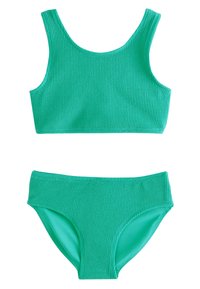 Ensemble bikini vert texturé comprenant un haut court à larges bretelles et un bas assorti taille basse. Le matériau présente un aspect côtelé.