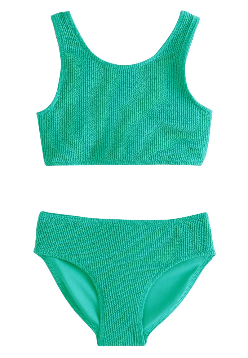Ensemble bikini vert texturé comprenant un haut court à larges bretelles et un bas assorti taille basse. Le matériau présente un aspect côtelé.