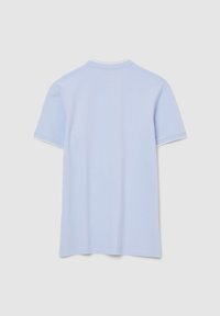 T-shirt di cotone azzurro chiaro con maniche corte, scollo rotondo e una texture liscia. La vista posteriore non presenta grafiche o motivi.
