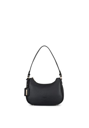 Sac à bandoulière en cuir noir texturé avec fermeture éclair, une bandoulière unique et une étiquette rectangulaire attachée sur le côté.