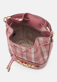 Sac seau rose avec motif tissé, équipé de quincaillerie en or, d'une fermeture à cordon et d'un logo embossé à la base. Doublure intérieure douce.