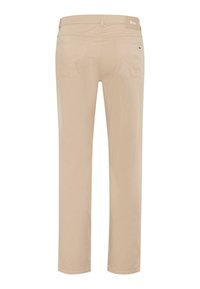 Pantalon beige à jambes droites avec poches arrière, passants de ceinture et une petite étiquette de marque sur la ceinture, vu de dos.