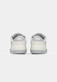 Baskets Vans avec un schéma de couleurs blanc et gris, en suède et en mesh, avec un col rembourré et un détail de logo blanc sur le talon.