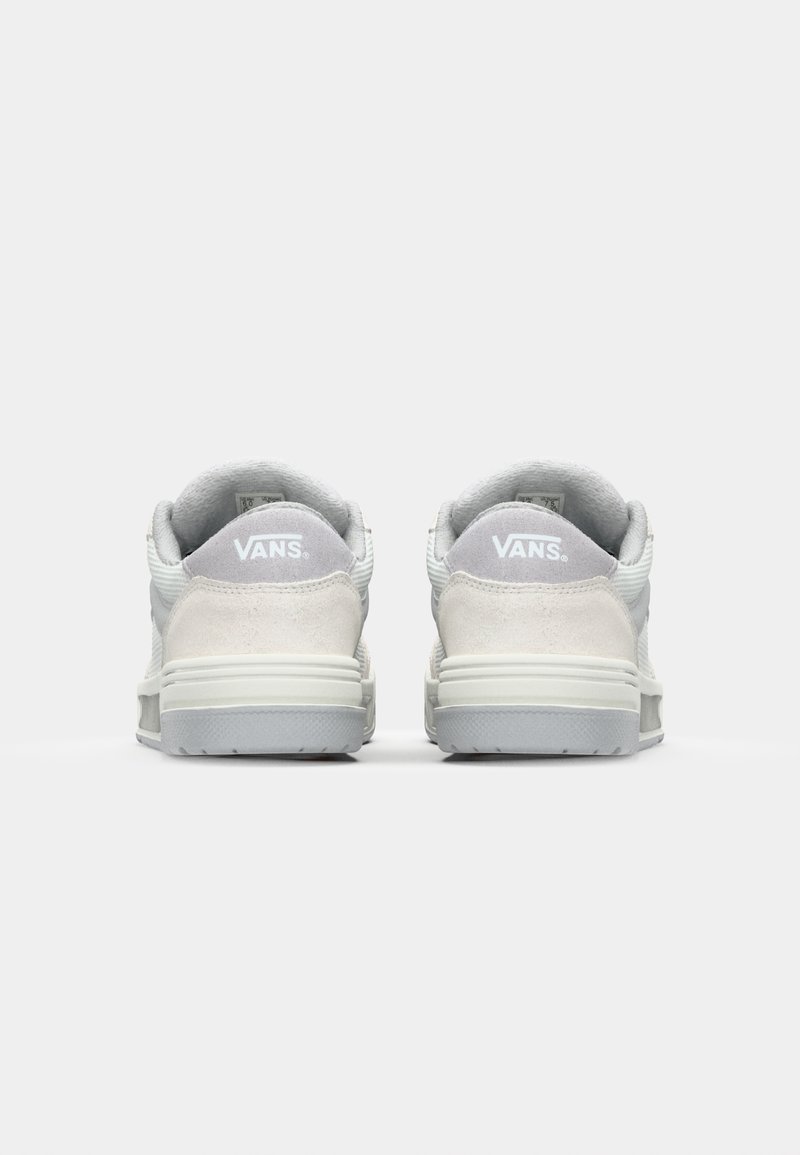 Baskets Vans avec un schéma de couleurs blanc et gris, en suède et en mesh, avec un col rembourré et un détail de logo blanc sur le talon.
