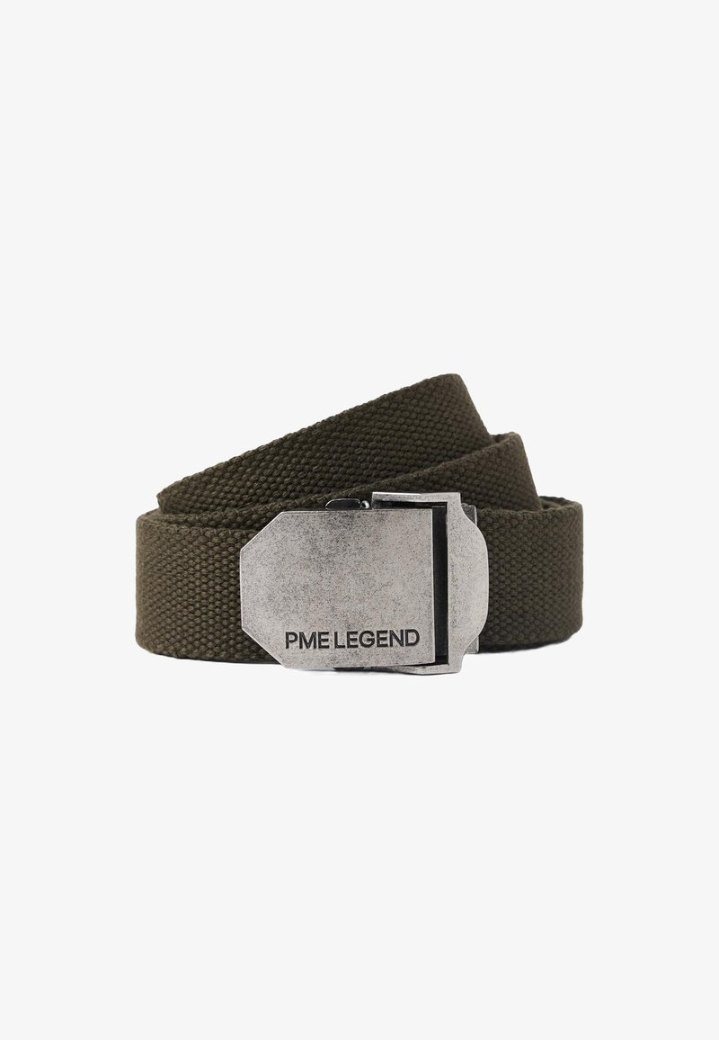 Ceinture tissée verte avec une boucle métallique rectangulaire dotée d'une finition brossée et du logo gravé "PME LEGEND". Conception texturée, matériau durable.