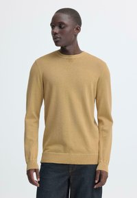 Lichtgeel gebreide trui met lange mouwen, geribbelde boorden en zoom, en een ronde hals; gladde textuur, casual pasvorm.