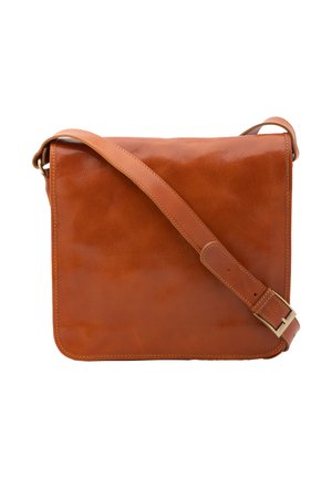 Bruine leren crossbody tas met verstelbare schouderband en gesp, gladde textuur, rechthoekige vorm op witte achtergrond.