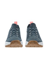 Ein Paar dunkelgraue gestrickte Sportschuhe mit weißen Zwischensohlen, Gummi-Laufsohlen, Schnürsenkeln und korallfarbenen Zuglaschen, von vorne betrachtet.