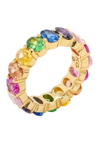 Anello d'oro impostato con gemme ovali multicolori, che mostrano una gamma di tonalità tra cui verde, blu, rosa e giallo in una montatura a griffe.