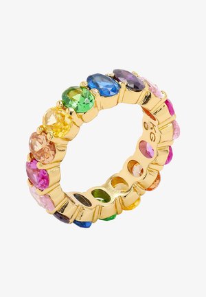 Gouden ring bezet met meerkleurige ovale edelstenen, die een scala aan tinten toont, waaronder groen, blauw, roze en geel in een klauwzetting.