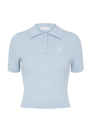 Ανοιχτό μπλε κοντομάνικο πλεκτό πόλο πουκάμισο με σχέδιο καλωδίου, ριμπ τελείωμα, κουμπωτό φιόγκο, μυτερό γιακά και διακριτικό κεντημένο λογότυπο στο στήθος.