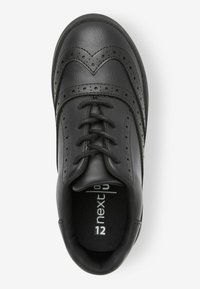 Czarne skórzane buty z detalami w stylu brogue, gładką teksturą i okrągłym noskiem. Posiadają czarne sznurowadła oraz wyściółkę z miękkim wkładem z oznaczeniem rozmiaru.