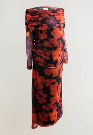 Vestido de manga larga y hombros al aire en tejido transparente negro con vibrantes patrones florales en rojo y naranja. Presenta fruncidos a lo largo del costado.