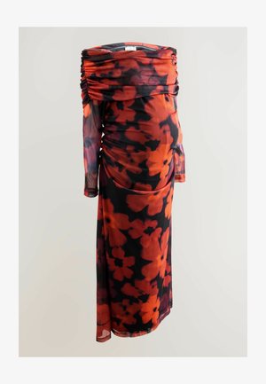 Off-shoulder, pitkähihainen mekko läpinäkyvässä mustassa kankaassa, jossa on kirkkaat punaiset ja oranssit kukkakuviot. Sivuilla on rypytystä.