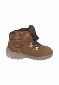 Botas de tobillo de ante marrón con un acento de textil de cuadros. Presenta una suela de goma gris, detalles de costura y cordones marrones. Forro interior suave visible.