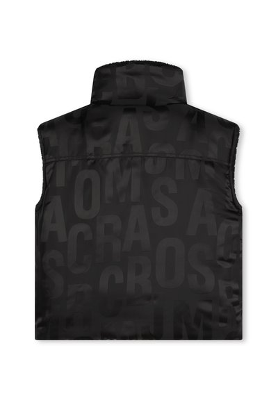 Zwarte mouwloze vest met een glanzend oppervlak en grote, tonale tekstpatronen. Hoge kraag, gladde stof en geen zichtbare hardware.