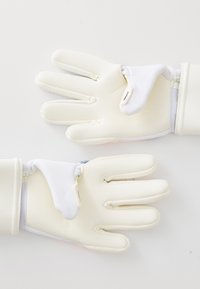 Hvite sportsvotter med polstret håndflate og fem-fingers design, laget av glatt latex med teksturert grep og elastisk håndledd.