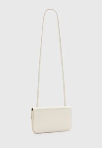 Cremefarvet, rektangulær crossbody taske lavet af glat læder med en lang, slank rem. Har en klaplukning og et minimalistisk design.