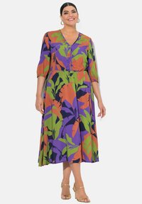 Blumenmusterkleid mit V-Ausschnitt, dreiviertel Ärmeln, taillierter Taille und schwingendem Rock in Lila-, Grün- und Orangetönen.