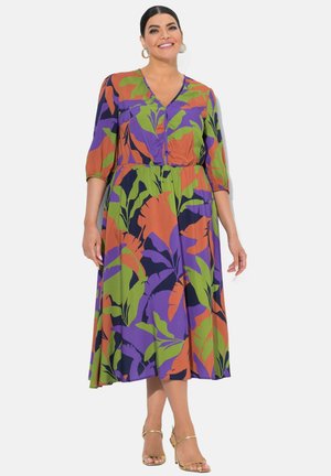 Blumenmusterkleid mit V-Ausschnitt, dreiviertel Ärmeln, taillierter Taille und schwingendem Rock in Lila-, Grün- und Orangetönen.
