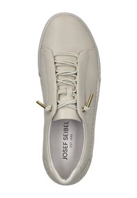 Zapatilla de cuero beige claro con punta redondeada, diseño de cordones plano, ojales en tono dorado y plantilla acolchada marcada "JOSEF SEIBEL EST. 1886."