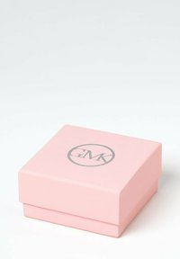 Scatola quadrata rosa con una superficie liscia e un logo circolare argentato con la scritta "GNK" sulla parte superiore. La scatola ha un coperchio inclinato.