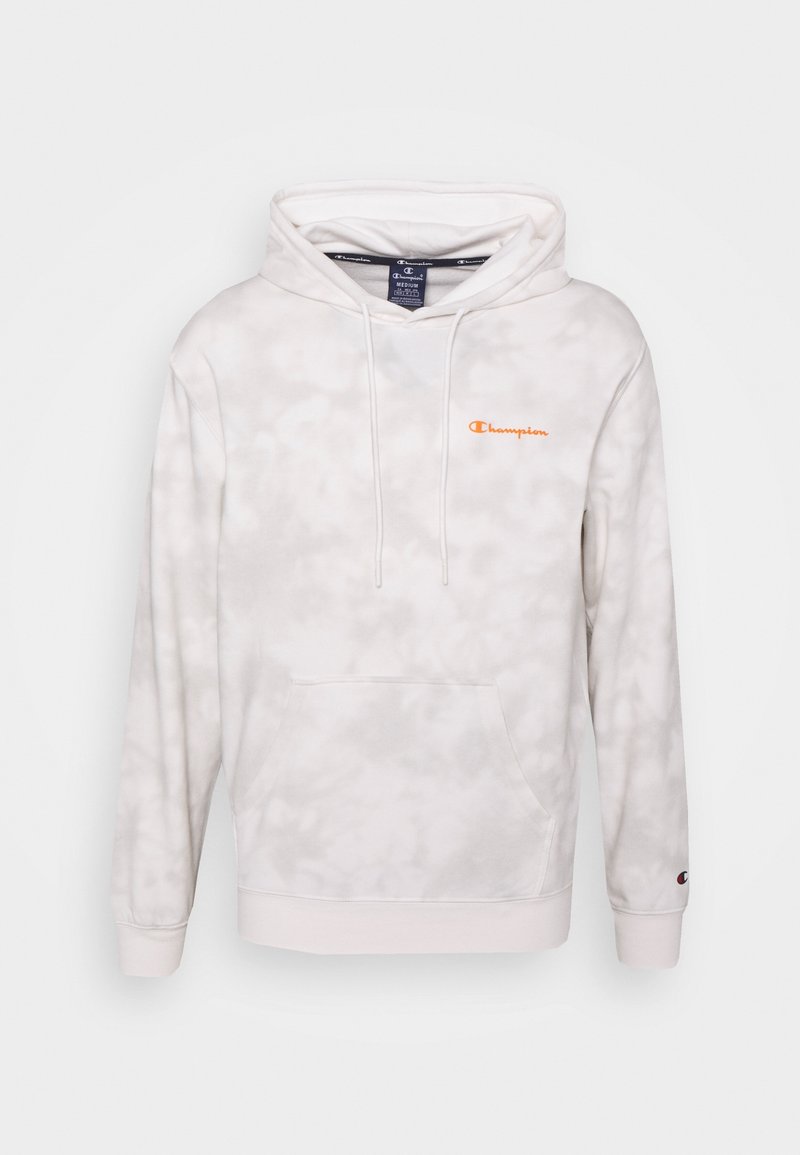 Sweat à capuche tie-dye blanc avec une poche avant et une capuche à cordon. Présente un logo Champion orange sur la poitrine. Texture douce semblable à de la polaire.