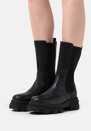 Bullboxer, Bottes à plateau - black