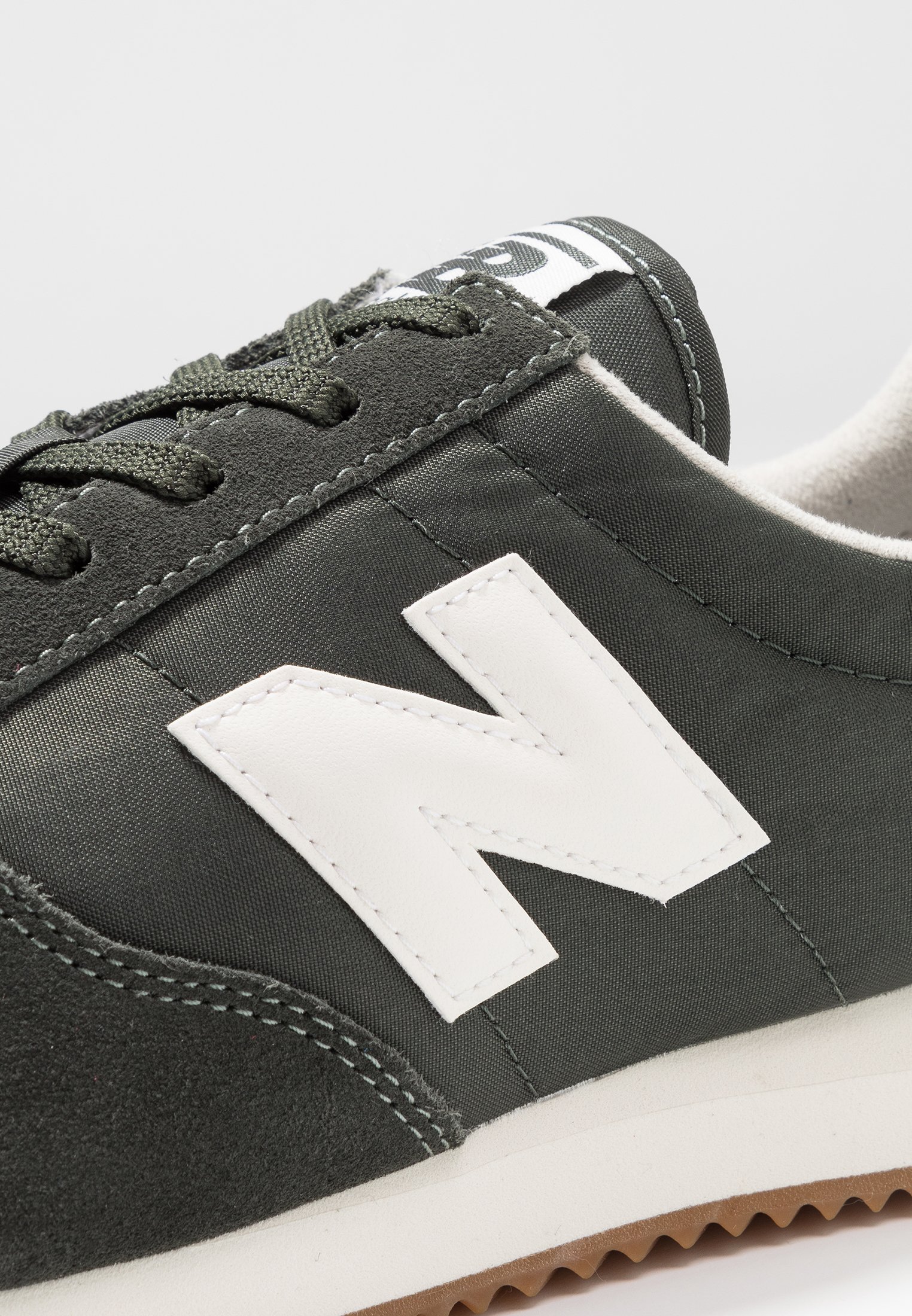 new balance u220 trainers