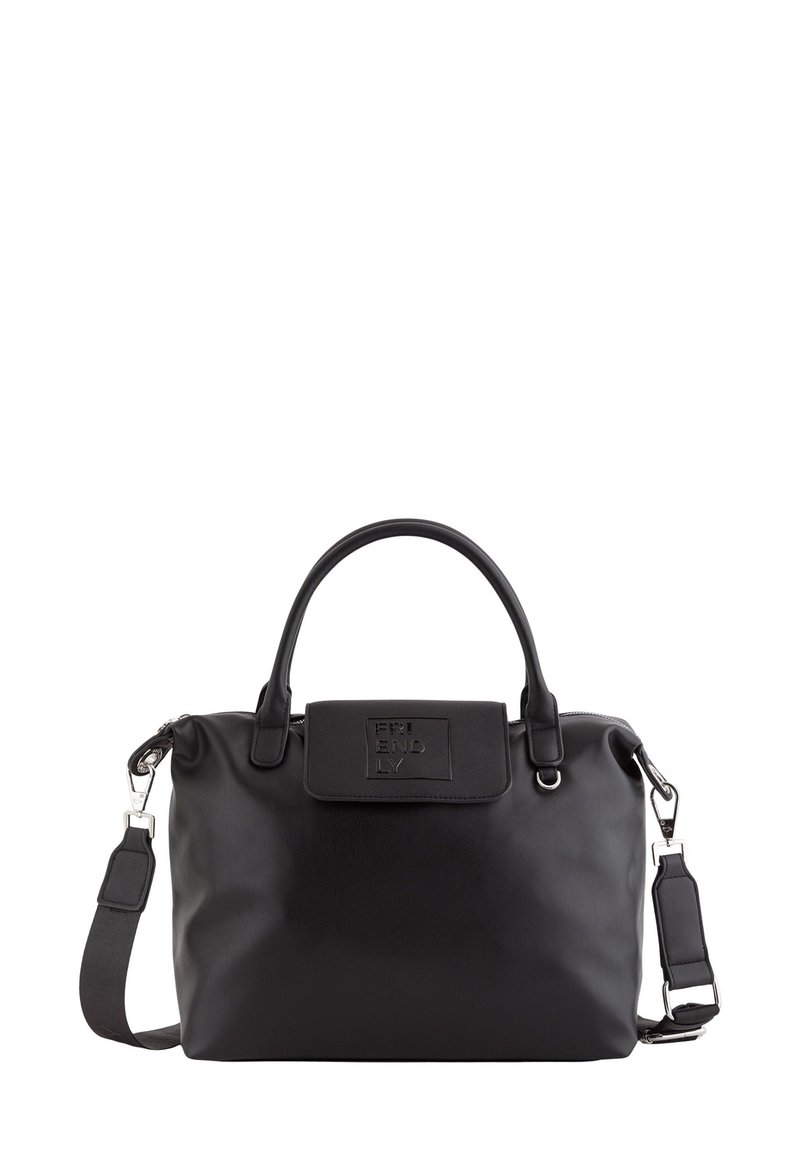 Schwarze Lederhandtasche mit zwei Griffen, abnehmbarem Schultergurt und vorderer Klappe, die mit dem Wort "FRIENDLY" geprägt ist.