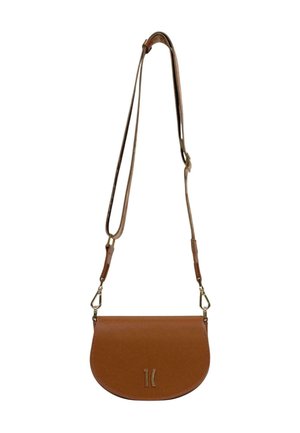 Borsa a tracolla in pelle marrone con design curvo, hardware dorato e tracolla regolabile. Presenta un logo impresso sul frontale.