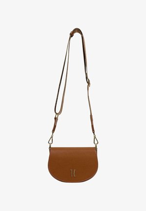 Bolso bandolera de cuero marrón con un diseño curvado, herrajes en tono dorado y una correa ajustable. Presenta un logo en relieve en la parte frontal.