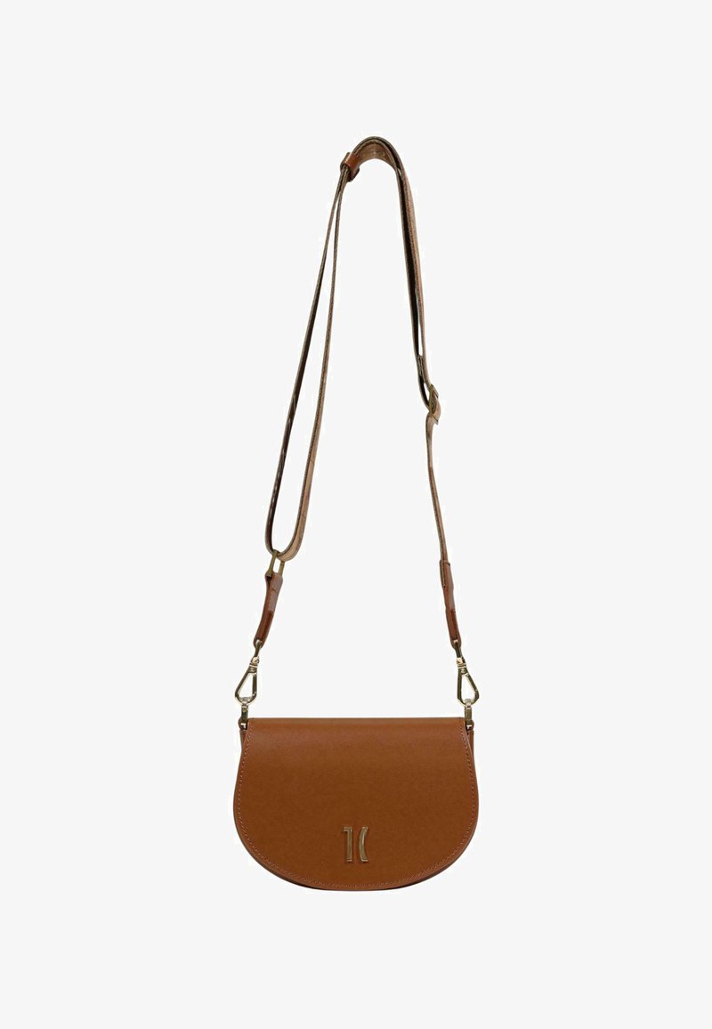 Bolso bandolera de cuero marrón con un diseño curvado, herrajes en tono dorado y una correa ajustable. Presenta un logo en relieve en la parte frontal.