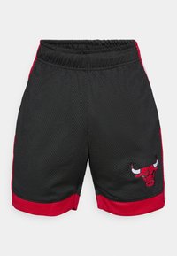Shorts de sport noirs en mesh avec des rayures latérales rouges. Présente un logo de taureau rouge et noir brodé sur la jambe gauche. Taille élastique.