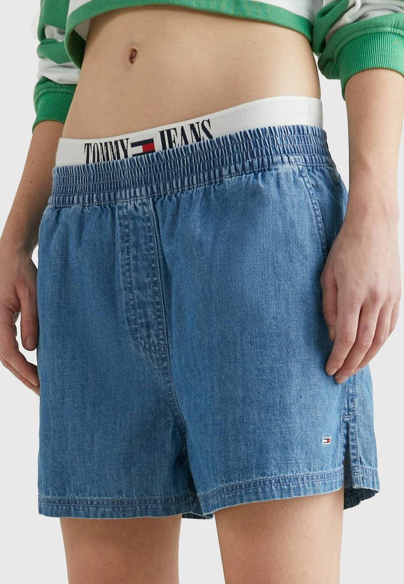 Tommy Jeans CHAMBRAY Shorts di jeans denim medium/denim old style