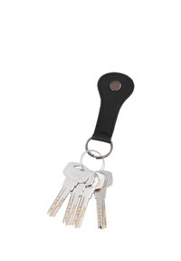 Porte-clés en cuir noir avec cinq clés argentées attachées à un anneau métallique, isolé sur un fond blanc.