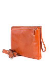 Oranje leren clutch met een gladde textuur, voorzien van een ritssluiting, een afneembare band en een minimalistisch ontwerp.