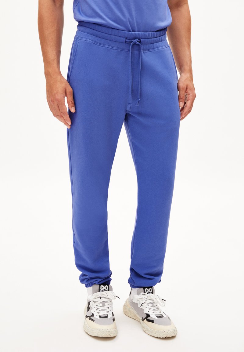 ARMEDANGELS AARDO COMFORT Tracksuit bottoms vibrant violet/purple