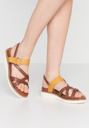 Tamaris Plateausandalette - nut/saffron