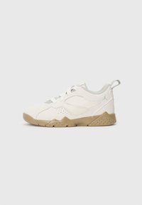 Sneaker sportivo low-top in bianco sporco con pannelli in rete, suola testurizzata beige, lacci, linguetta e discreto logo Jumpman sul tallone.