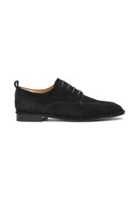 Chaussure en daim noir avec un bout pointu, six lacets gris et une languette en boucle au talon. Dispose d'une semelle en caoutchouc noir basse et de détails cousus subtils.