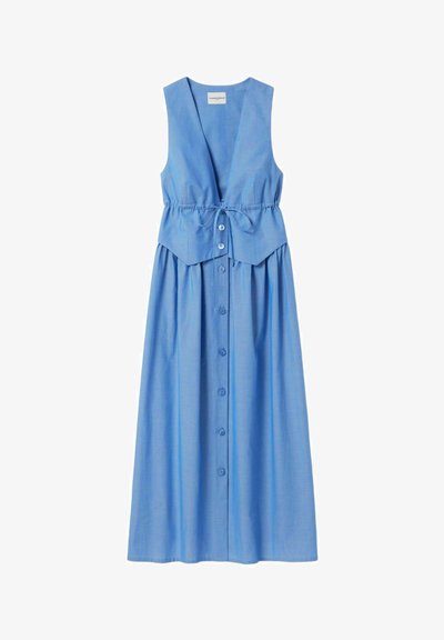 Robe bleu clair avec un col en V et sans manches. Comprend un corsage ajusté avec un détail à nouer, un devant à boutons et une jupe fluide.